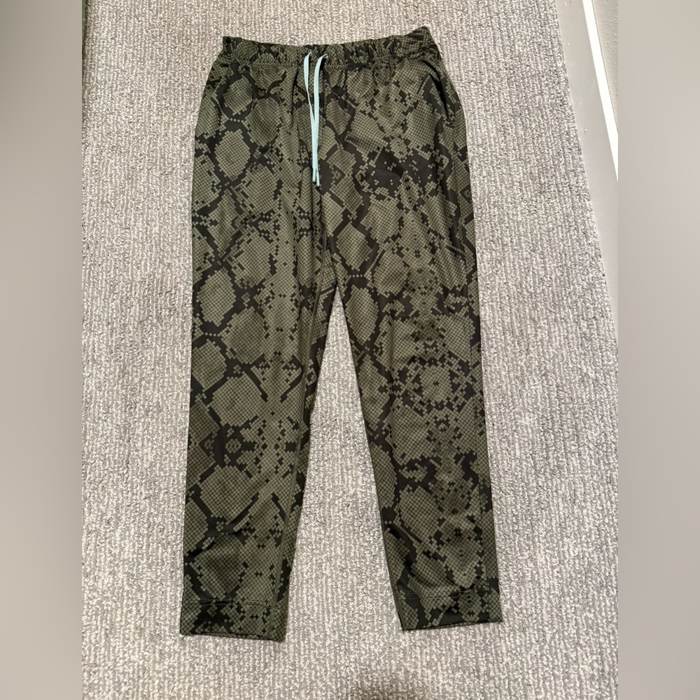 Lululemon Jet Crop Slim LuxTreme Pants Snake Print Green Gator Size 4